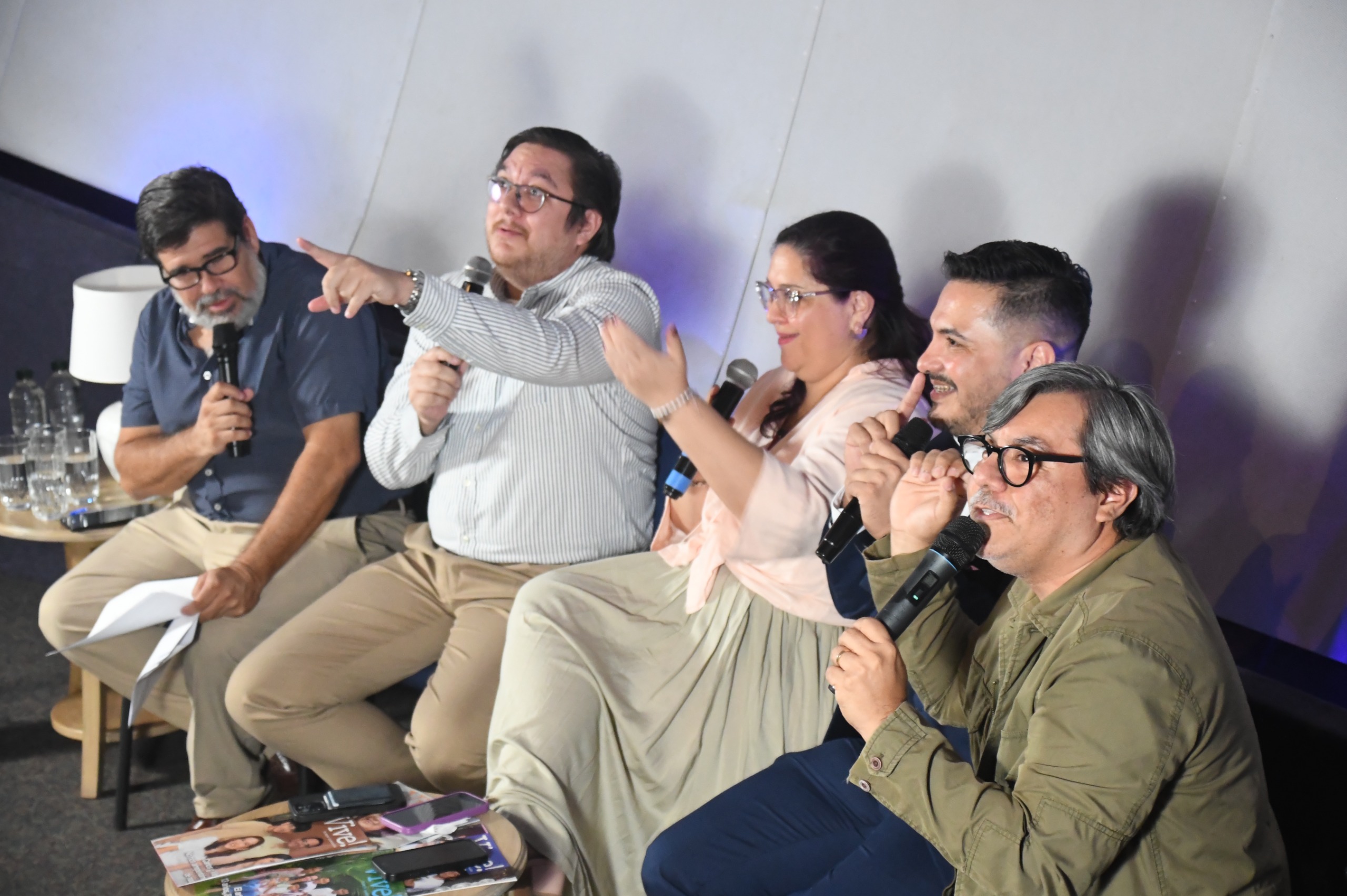 Panel del conversatorio con Felipe Guzmán como psicólogo clínico