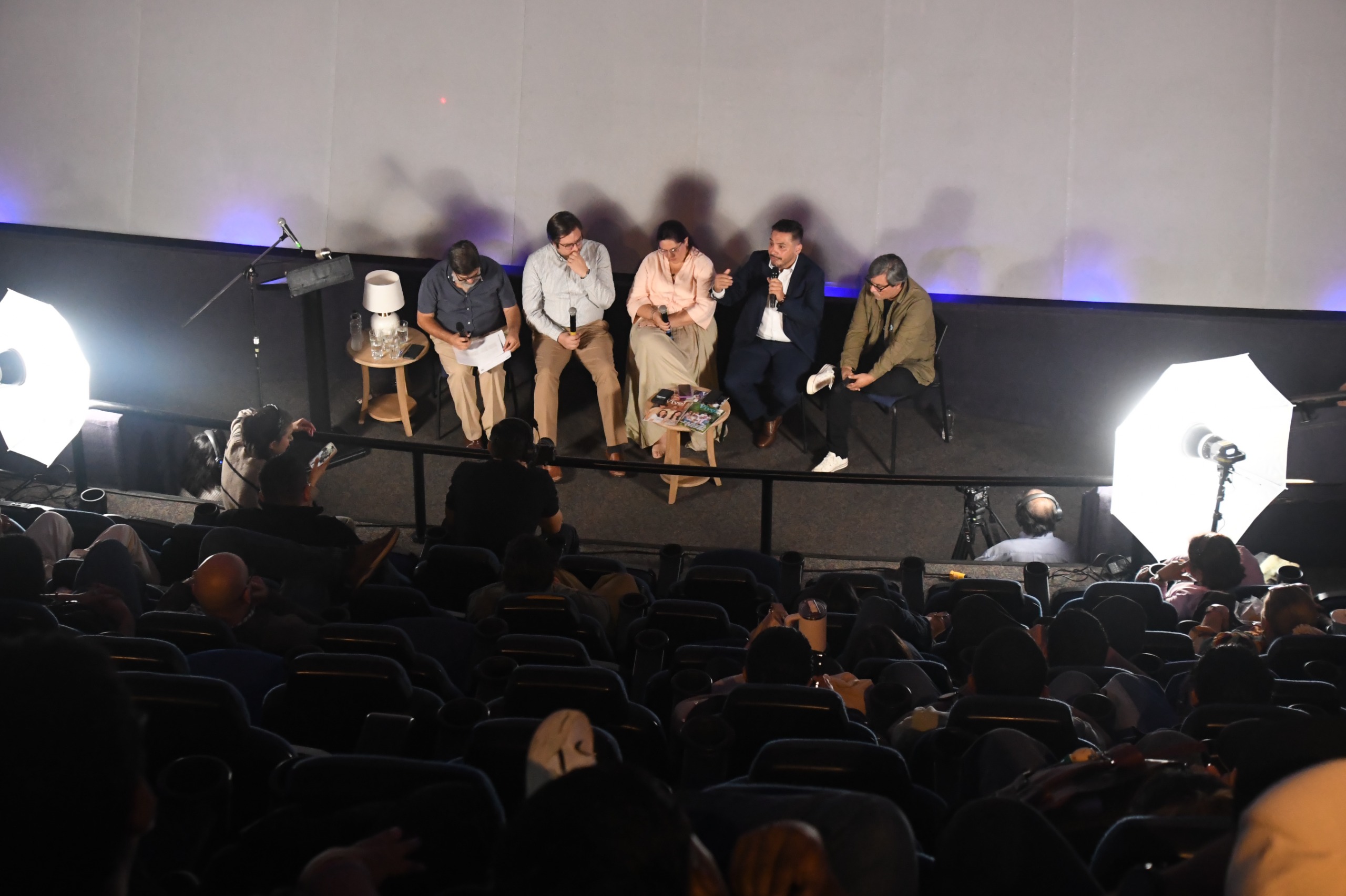 Cine lleno durante el conversatorio sobre memes y salud mental en CinemaMalecón, Guayaquil