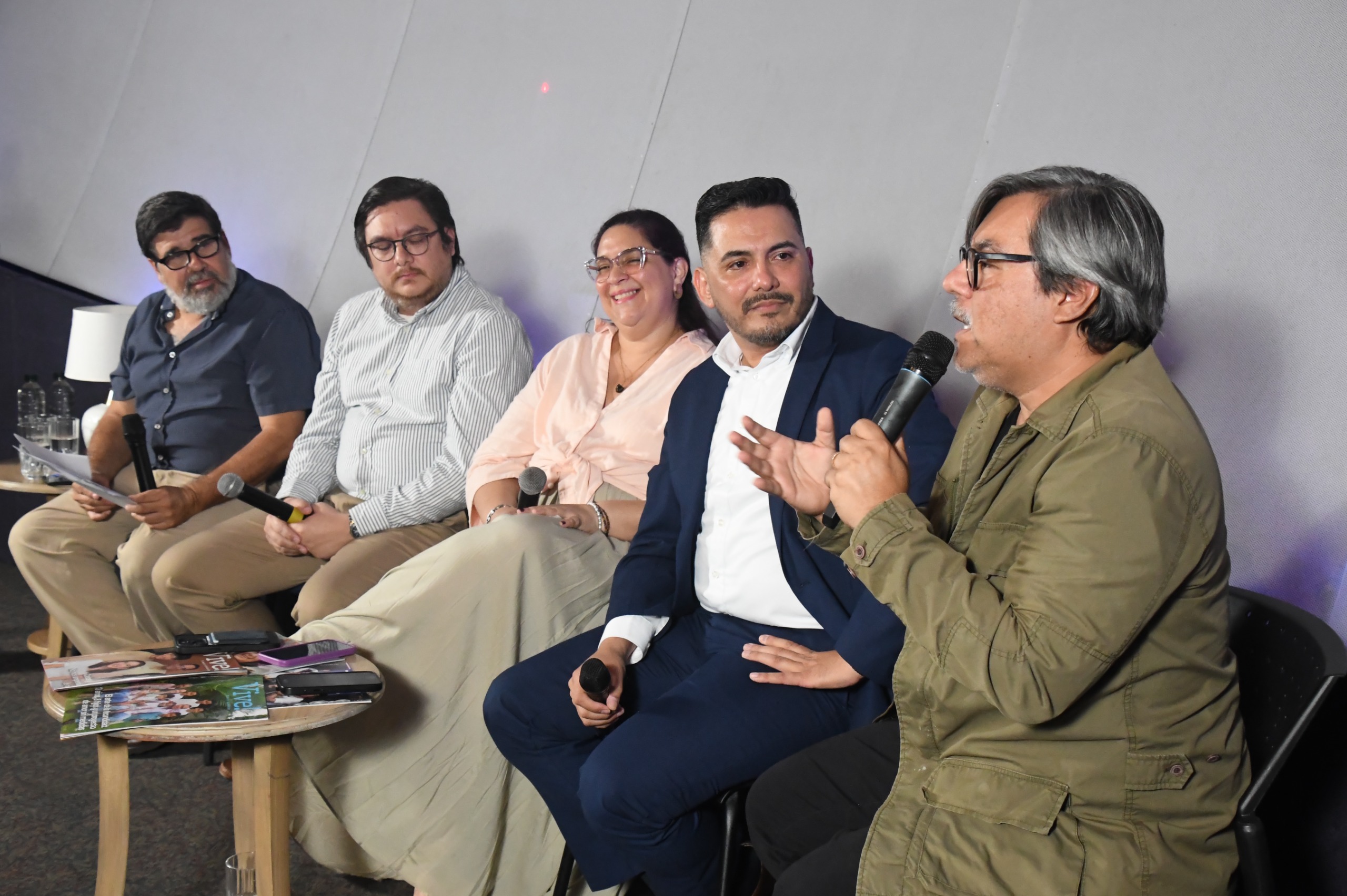 Felipe Guzmán en el panel del conversatorio sobre memes y agresión